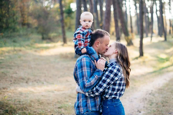 Una Linda Familia Mamá Papá Hijo Pasan Tiempo Divertido Aire — Foto de Stock