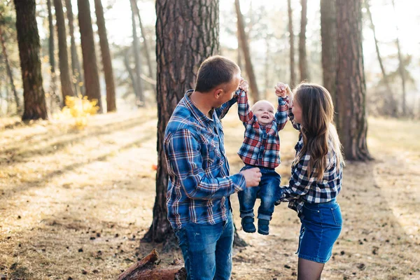 Cute Family Mom Dad Son Spend Fun Time Outdoors Beautiful — Stock Photo, Image