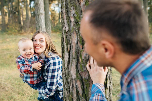 Cute Family Mom Dad Son Spend Fun Time Outdoors Beautiful — Stock Photo, Image