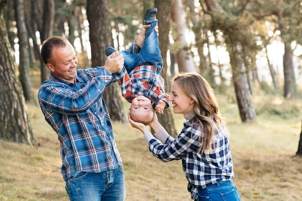 Cute Family Mom Dad Son Spend Fun Time Outdoors Beautiful — Stock Photo, Image