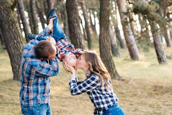Şirin Bir Aile Anne Baba Oğlu Eğlenceli Harcamak Zaman Açık — Stok fotoğraf