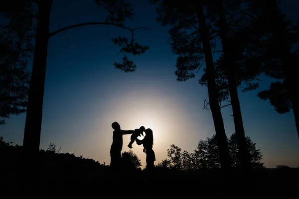 Eine Niedliche Familie Mama Papa Und Sohn Verbringen Lustige Zeit — Stockfoto