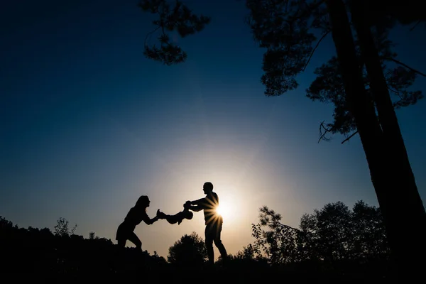 Eine Niedliche Familie Mama Papa Und Sohn Verbringen Lustige Zeit — Stockfoto