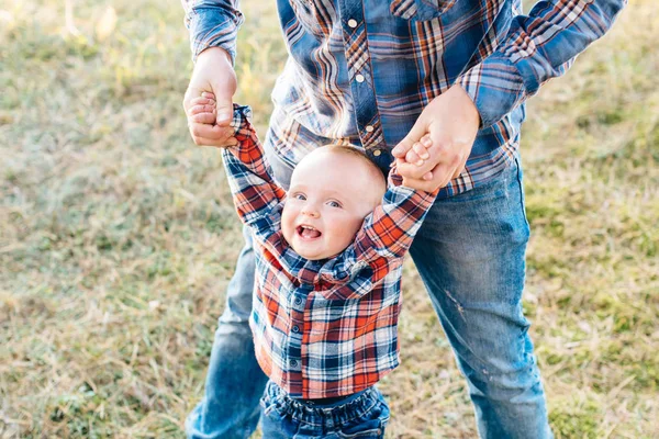 Een Leuk Familie Moeder Vader Zoon Besteden Plezier Tijd Buiten — Stockfoto