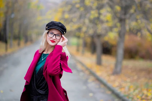 Söt Ung Kvinna Glasögon Och Cap Röd Jacka Promenader Parken — Stockfoto