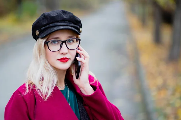 Jolie Jeune Femme Lunettes Casquette Dans Manteau Rouge Marchant Dans — Photo