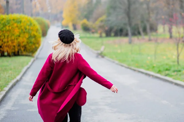 Linda Mujer Joven Gafas Gorra Con Abrigo Rojo Caminando Parque — Foto de Stock