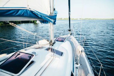 Yaz aylarında göl kenarında tek yelkenli tekne.