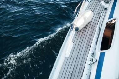 Yaz aylarında göl kenarında tek yelkenli tekne.
