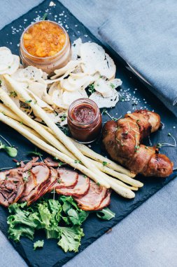 İtalyan Salata siyah kare tabak içinde hizmet veren bir restoran.