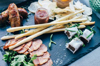 İtalyan Salata siyah kare tabak içinde hizmet veren bir restoran.