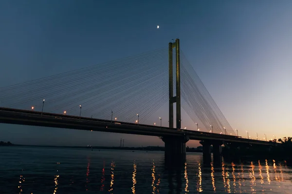 Een Enorme Brug Achtergrond Van Zonsondergang Die Stad Twee Delen — Stockfoto