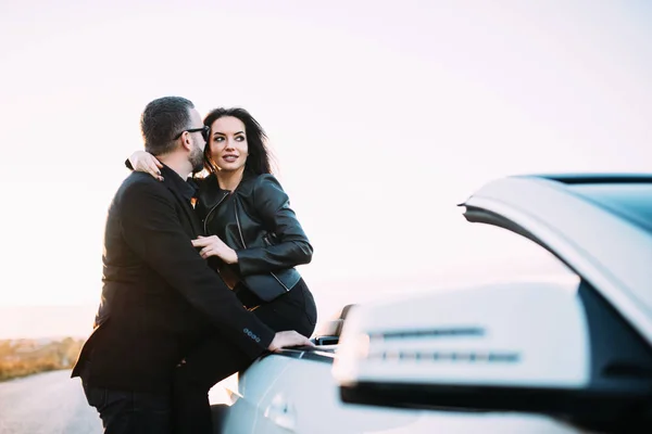 Casal Simpático Marido Mulher Passam Tempo Fora Cidade Sentados Capuz — Fotografia de Stock