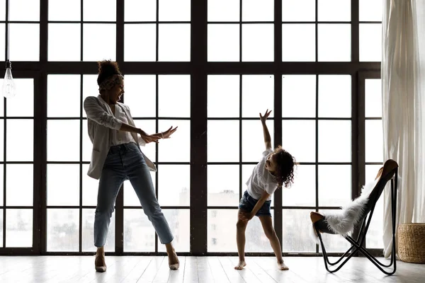 Bonito mãe e filha dançar e se divertir na grande janela — Fotografia de Stock