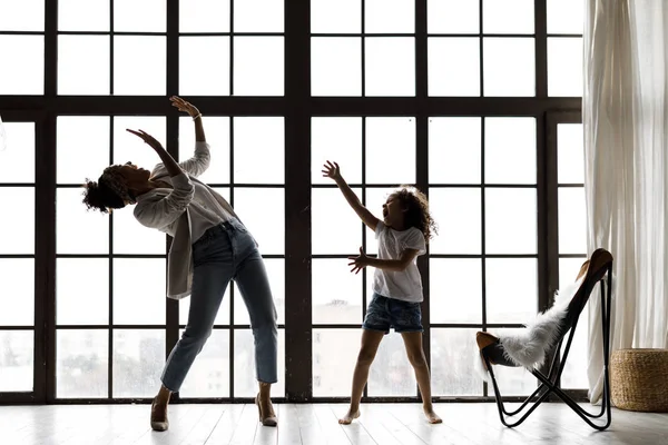 Bonito mãe e filha dançar e se divertir na grande janela — Fotografia de Stock