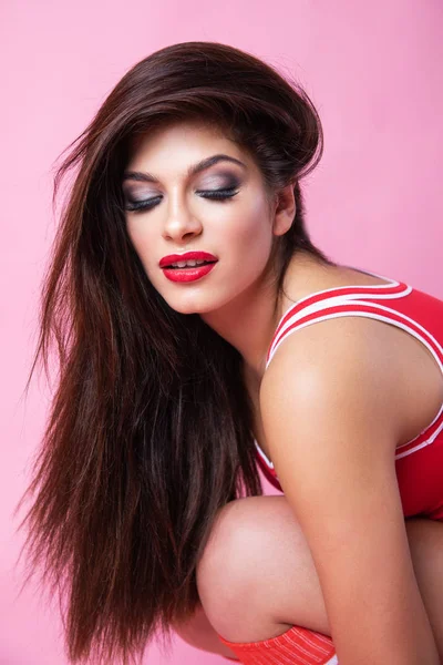 귀여운 섹시한 소녀 - 갈색 머리에 빨간 수영복 포즈에 핑크 배경 — 스톡 사진