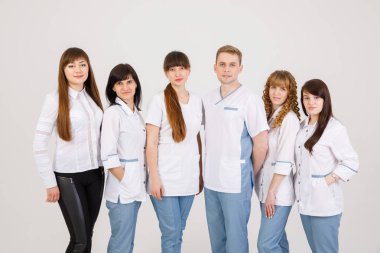 Tıbbi personel. İzole beyaz arka plan üzerinde kulak tolergolojistve hemşirelerin doktor portresi