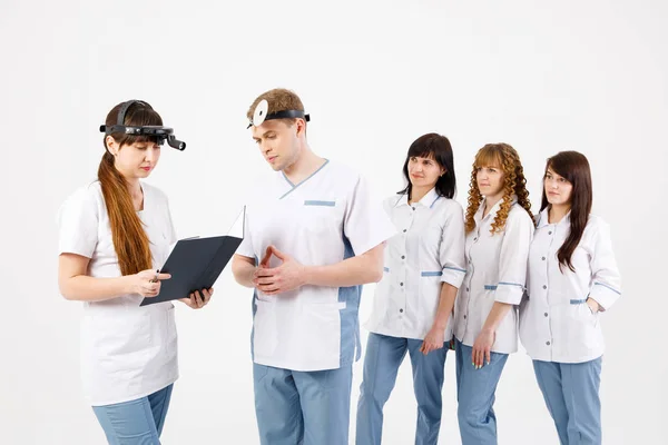 Personale medico. Ritratto di medici di otorinolaringoiatri e infermieri su uno sfondo bianco isolato — Foto Stock