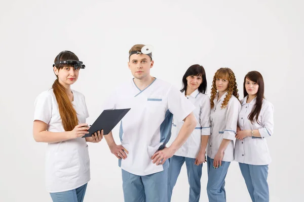Tıbbi personel. İzole beyaz arka plan üzerinde kulak tolergolojistve hemşirelerin doktor portresi — Stok fotoğraf
