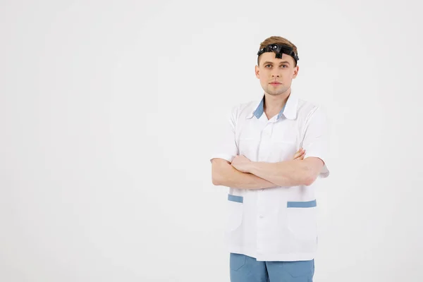 Ritratto sorridente otorinolaringoiatra medico con specchio medico sulla testa isolato su bianco — Foto Stock