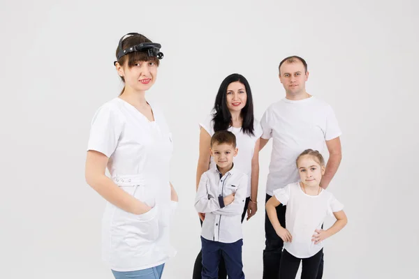 Bir kulak garnolojiuzmanına danışın. Doktor ve hastalar - yetişkinler ve çocuklar beyaz bir arka plan üzerinde izole edilir — Stok fotoğraf