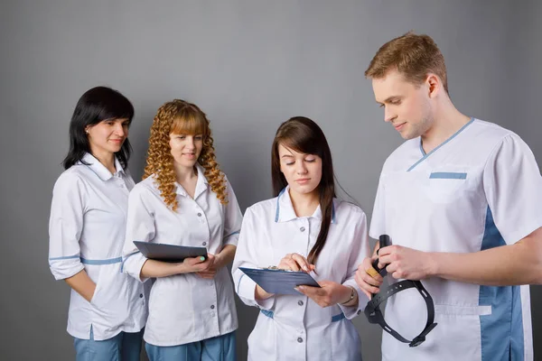 Personale medico. Ritratto di medici di otorinolaringoiatri e infermieri su fondo grigio isolato — Foto Stock