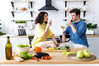 Genç, sevimli bir çift. Bir erkek ve bir kız romantik bir şekilde mutfakta vakit geçiriyorlar. Bir çift alkol alır ve salata hazırlar. Genç, sevimli, güler yüzlü çift evde birlikte yemek pişiriyor.