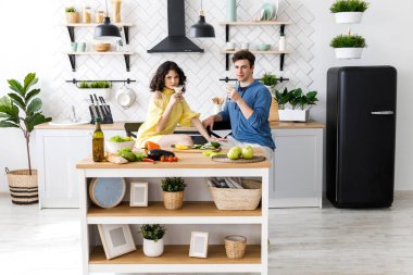 Genç, sevimli bir çift. Bir erkek ve bir kız romantik bir şekilde mutfakta vakit geçiriyorlar. Bir çift alkol alır ve salata hazırlar. Genç, sevimli, güler yüzlü çift evde birlikte yemek pişiriyor.