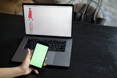 Telefon olan kadın. Online ödeme. Kadınların elleri online alışveriş için Smartphone ve dizüstü bilgisayar kullanarak. Ödeme detay sayfa görüntüleme.