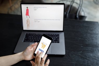 Telefon olan kadın. Online ödeme. Kadınların elleri online alışveriş için Smartphone ve dizüstü bilgisayar kullanarak. Ödeme detay sayfa görüntüleme.