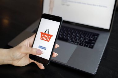 Telefon olan kadın. Online ödeme. Kadınların elleri online alışveriş için Smartphone ve dizüstü bilgisayar kullanarak. Ödeme detay sayfa görüntüleme.