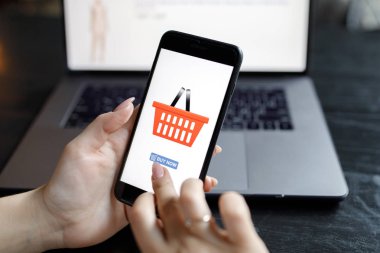 Telefon olan kadın. Online ödeme. Kadınların elleri online alışveriş için Smartphone ve dizüstü bilgisayar kullanarak. Ödeme detay sayfa görüntüleme.