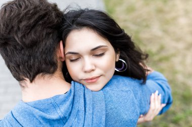 Genç ve güzel bir çift. Oğlan ve kız birlikte vakit geçiriyorlar. İki genç insanın romantik buluşması.