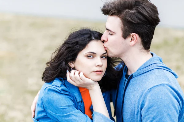 Genç ve güzel bir çift. Oğlan ve kız birlikte vakit geçiriyorlar. İki genç insanın romantik buluşması.