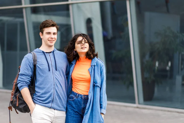 Jovem casal bonito - um menino e uma menina viajar e passar o tempo juntos. Encontro romântico de dois jovens — Fotografia de Stock