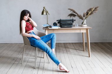 Sevimli Genç kız-masaüstünde güzel iç çamaşırı ve kot ayakta esmer
