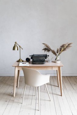 Stüdyo işyerinin ön görüntüsü. Tasarımcı rahat çalışma masası, ev ofisi..