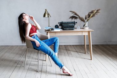 Sevimli Genç kız-masaüstünde güzel iç çamaşırı ve kot ayakta esmer