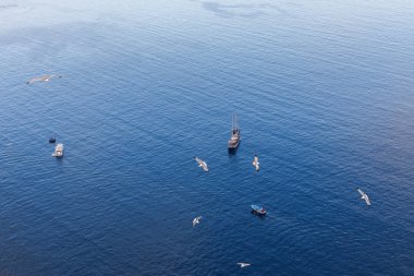 Mavi denizde yelken beyaz bir tekne nin üst görünümü. Deniz den romantik bir tatil
