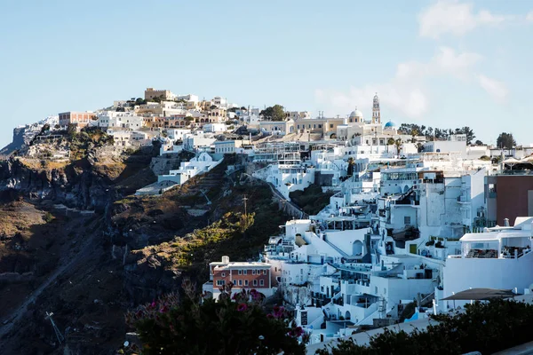 Vista pitoresca da cidade de Santorini. Edifícios brancos, mar, montanhas. Férias românticas — Fotografia de Stock