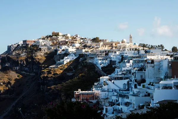 Vista pitoresca da cidade de Santorini. Edifícios brancos, mar, montanhas. Férias românticas — Fotografia de Stock