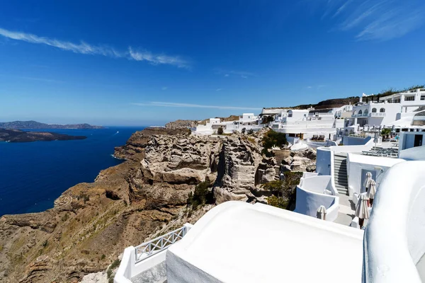 O terraço com vista para o mar no hotel de luxo, ilha Santorini, Grécia. Férias românticas à beira-mar — Fotografia de Stock