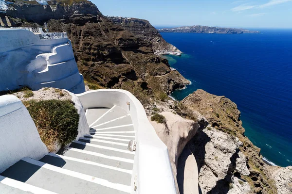 Uma escada típica situada na aldeia de na ilha grega de Santorini. Férias românticas à beira-mar — Fotografia de Stock