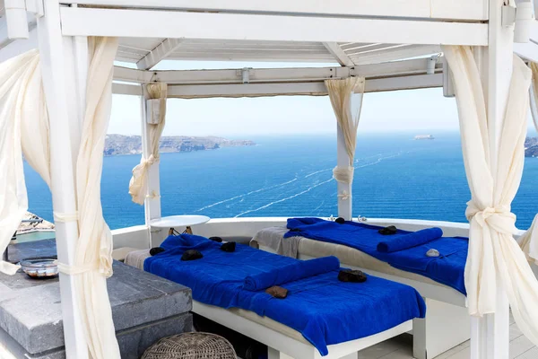 Vista mar. Varanda do hotel, que tem dois salões de sol em azul. Férias românticas à beira-mar — Fotografia de Stock
