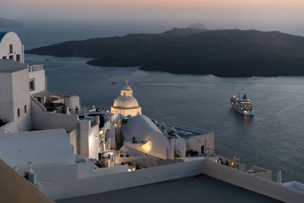 Ilha de Santorini romântica durante o pôr do sol, Grécia. Vista pitoresca da cidade de Santorini. Edifícios brancos, mar, montanhas. Férias românticas à beira-mar — Fotografia de Stock