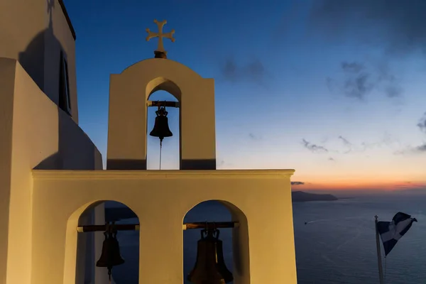 Igreja branca na romântica ilha grega de Santorini. Belas vistas da cidade — Fotografia de Stock