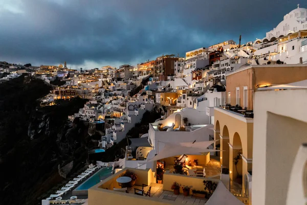 Malebný pohled na město Santoríni. Bílé domy, moře, hory. Romantická dovolená — Stock fotografie
