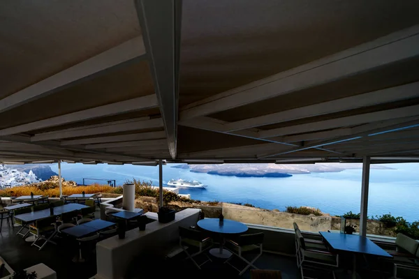 Uma escada típica situada na aldeia de na ilha grega de Santorini. Férias românticas à beira-mar — Fotografia de Stock