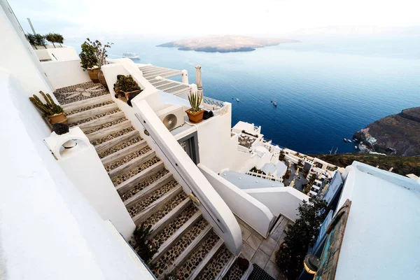 Типичная лестница, расположенная в деревне на греческом острове Санторини. Романтический отдых у моря — стоковое фото