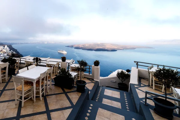 Ilha de Santorini romântica durante o pôr do sol, Grécia. Vista pitoresca da cidade de Santorini. Edifícios brancos, mar, montanhas. Férias românticas à beira-mar — Fotografia de Stock